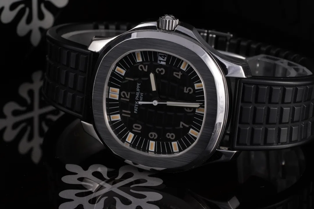 Patek Philippe Aquanaut, Ref. 5065A-001, tritium dial, Stainless Steel case luxury watch – view 2