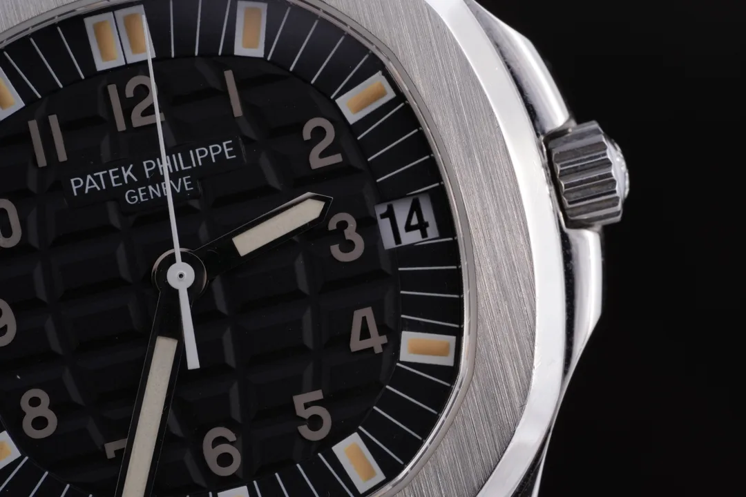 Patek Philippe Aquanaut, Ref. 5065A-001, tritium dial, Stainless Steel case luxury watch – view 3