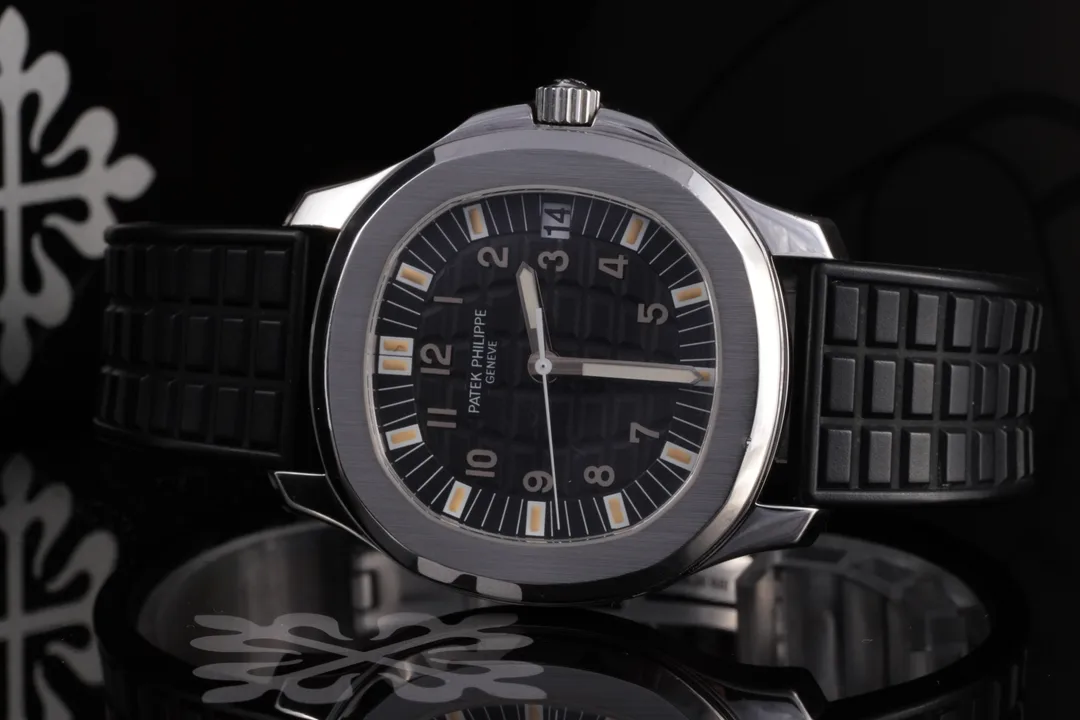 Patek Philippe Aquanaut, Ref. 5065A-001, tritium dial, Stainless Steel case luxury watch – view 4