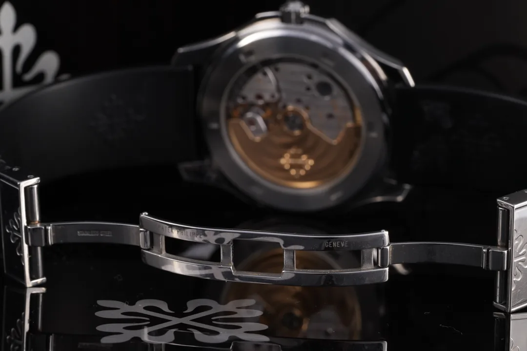 Patek Philippe Aquanaut, Ref. 5065A-001, tritium dial, Stainless Steel case luxury watch – view 5