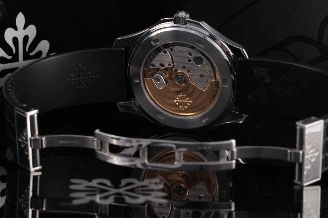 Patek Philippe Aquanaut, Ref. 5065A-001, tritium dial, Stainless Steel case luxury watch – view 6