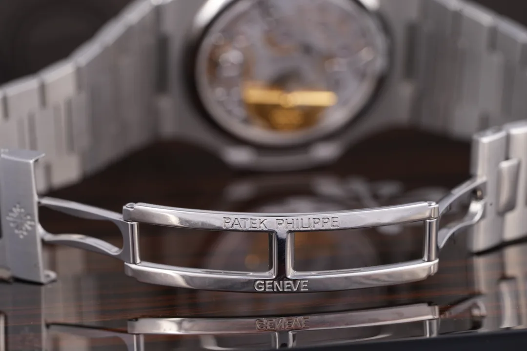 Patek Philippe Nautilus, Ref. 5712/1A-001, blue dial, Stainless Steel case luxury watch – view 7