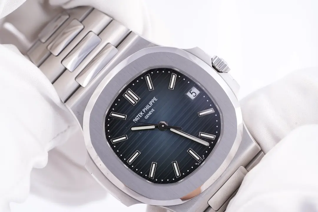 Patek Philippe Nautilus, Ref. 5711/1A-010, blue dial, Stainless Steel case luxury watch – view 3