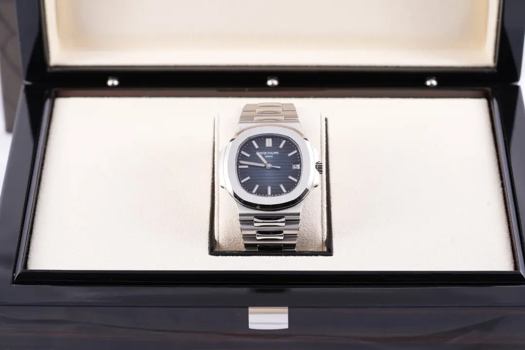 Patek Philippe Nautilus, Ref. 5711/1A-010, blue dial, Stainless Steel case luxury watch – view 8