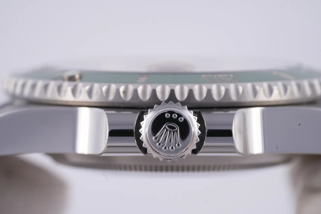 Rolex Submariner Date 'Hulk', Ref. 116610LV, green dial, Stainless Steel case luxury watch – view 4