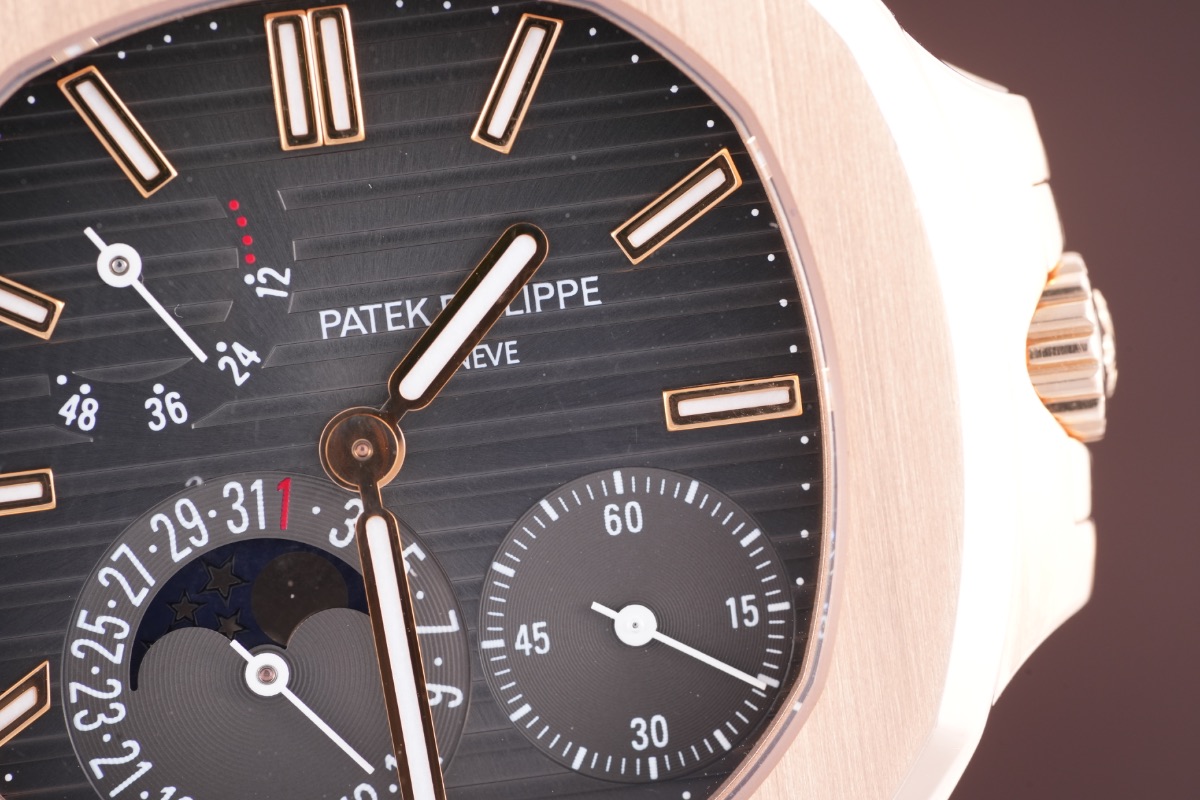 Patek Philippe Nautilus, Ref. 5712R-001, brown dial, 18K Rose Gold case luxury watch – view 2