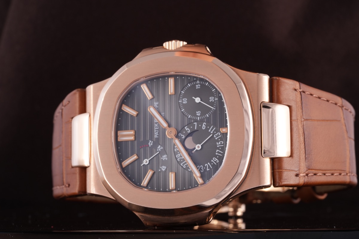 Patek Philippe Nautilus, Ref. 5712R-001, brown dial, 18K Rose Gold case luxury watch – view 4