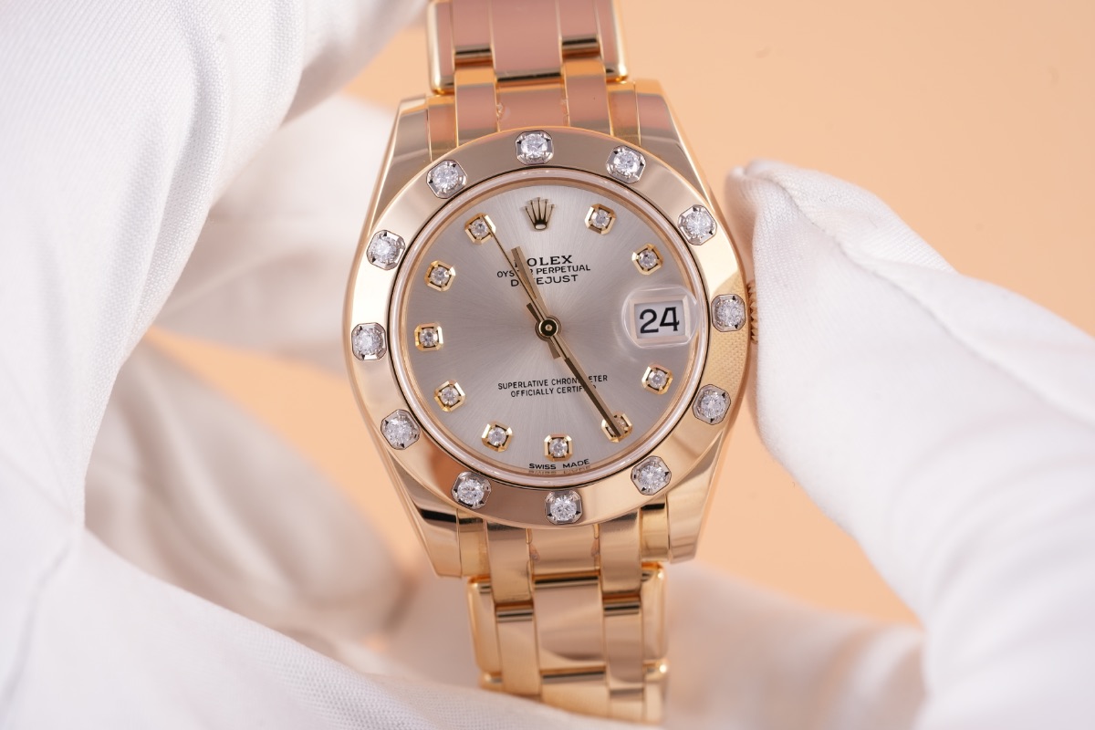 Rolex Datejust Pearlmaster 34, Ref. 81318, silver dial, 18K Yellow Gold case luxury watch – view 2
