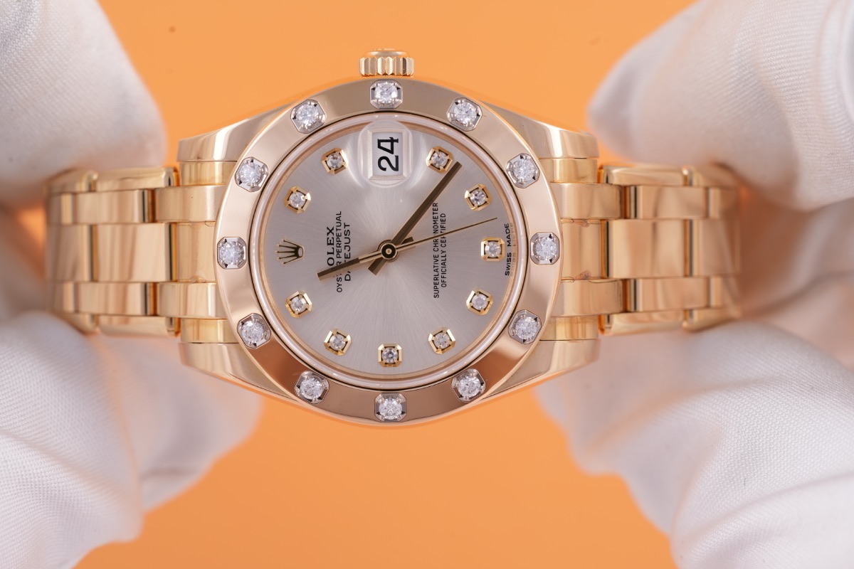 Rolex Datejust Pearlmaster 34, Ref. 81318, silver dial, 18K Yellow Gold case luxury watch – view 3