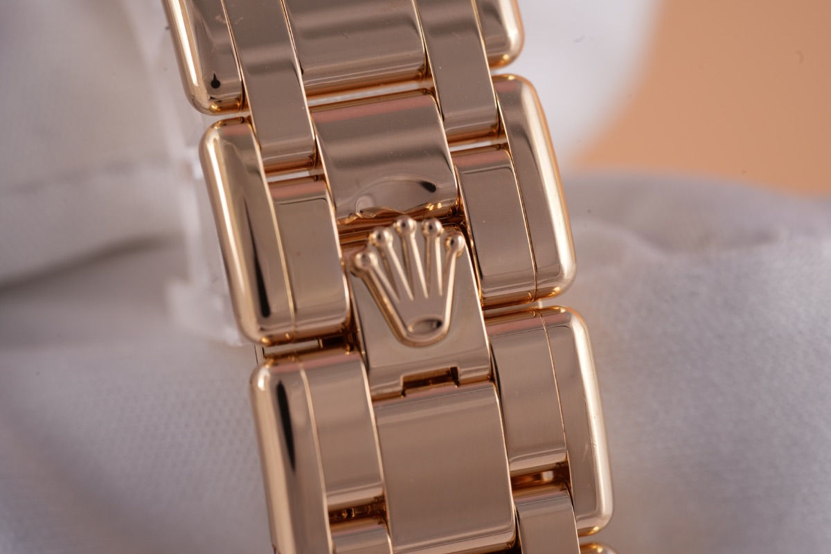 Rolex Datejust Pearlmaster 34, Ref. 81318, silver dial, 18K Yellow Gold case luxury watch – view 6