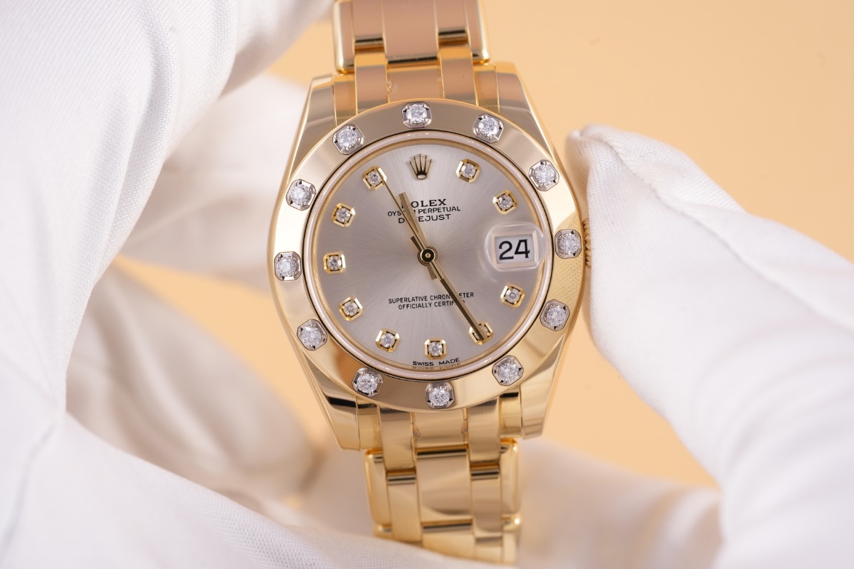 Rolex Datejust Pearlmaster 34, Ref. 81318, silver dial, 18K Yellow Gold case luxury watch – view 2
