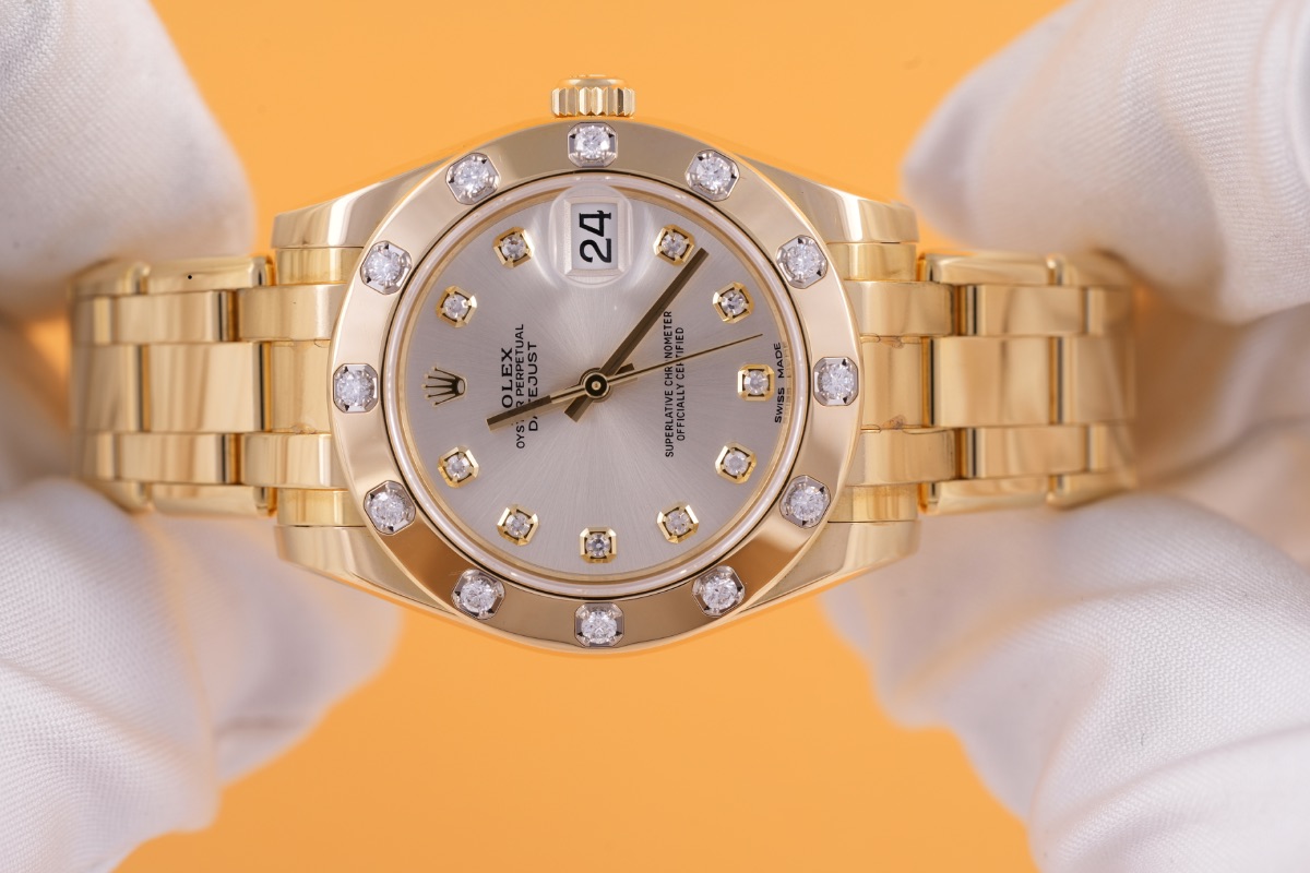 Rolex Datejust Pearlmaster 34, Ref. 81318, silver dial, 18K Yellow Gold case luxury watch – view 3