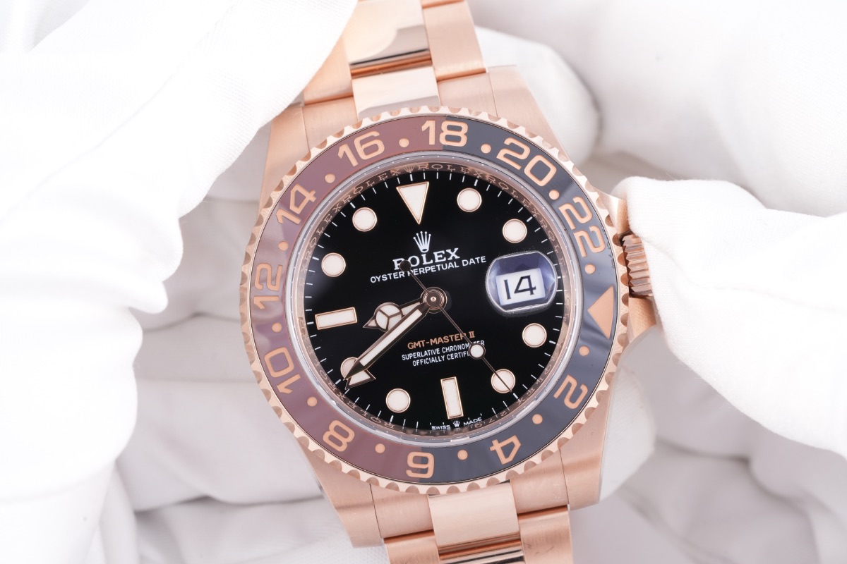 Rolex GMT-Master II 'Root Beer', Ref. 126715CHNR, black dial, 18K Rose Gold case luxury watch – view 2
