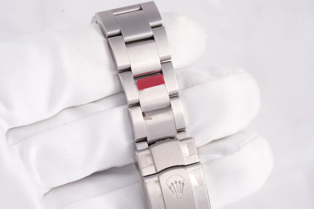 Rolex Oyster Perpetual, Ref. 114200, white dial, Stainless Steel case luxury watch – view 4