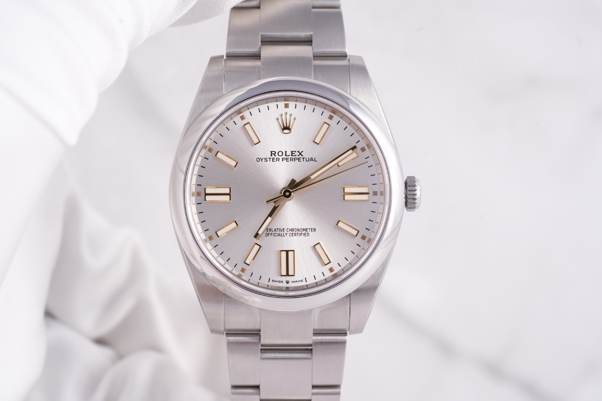 Rolex Oyster Perpetual 41, Ref. 124300, silver dial, Stainless Steel case luxury watch – view 2