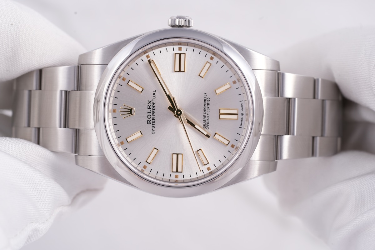 Rolex Oyster Perpetual 41, Ref. 124300, silver dial, Stainless Steel case luxury watch – view 3