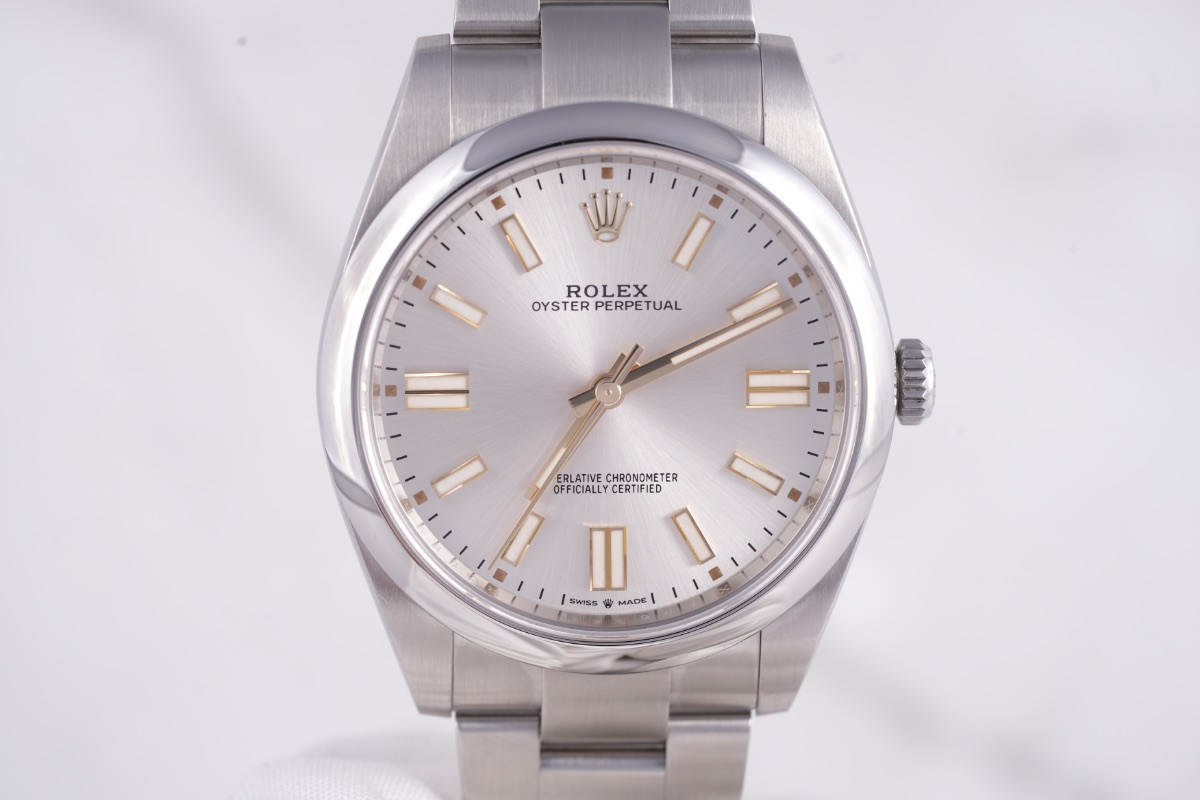 Rolex Oyster Perpetual 41, Ref. 124300, silver dial, Stainless Steel case luxury watch – view 4